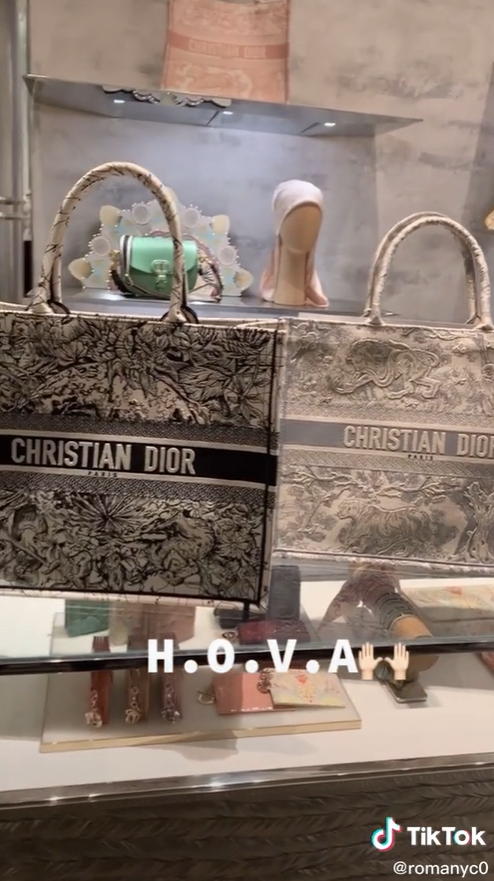 女子全职啃老，每天花5万美元买奢侈品打美容针："花父母钱就是我的工作"休闲区蓝鸢梦想 - Www.slyday.coM