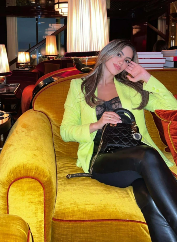 女子全职啃老，每天花5万美元买奢侈品打美容针："花父母钱就是我的工作"休闲区蓝鸢梦想 - Www.slyday.coM