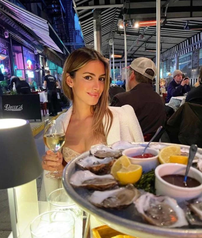 女子全职啃老，每天花5万美元买奢侈品打美容针："花父母钱就是我的工作"休闲区蓝鸢梦想 - Www.slyday.coM