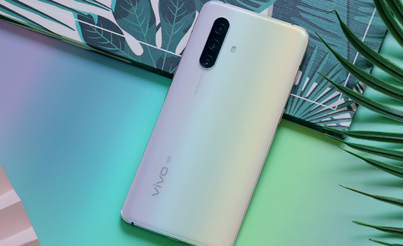 vivo x30系列手机"跨界"时尚圈 , 支持33瓦闪充__财经头条