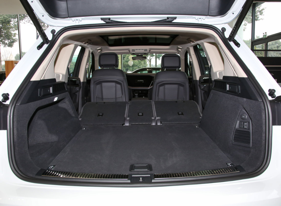 得益于新款途锐的轴距比较可观,实际车内空间表现得也很不错,参考老款