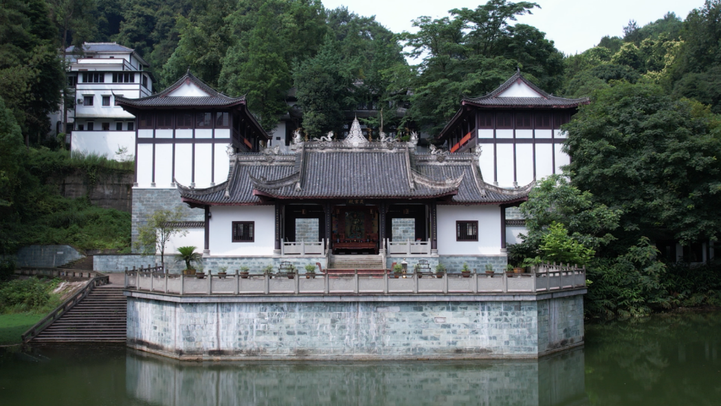 (重庆绍龙观)重庆绍龙观地处缙云山,是西南道教名观.