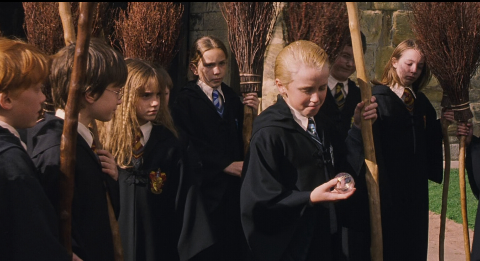 主角哈利波特此套中并未出场,看来剧情还没有推进到隆巴顿意外受伤