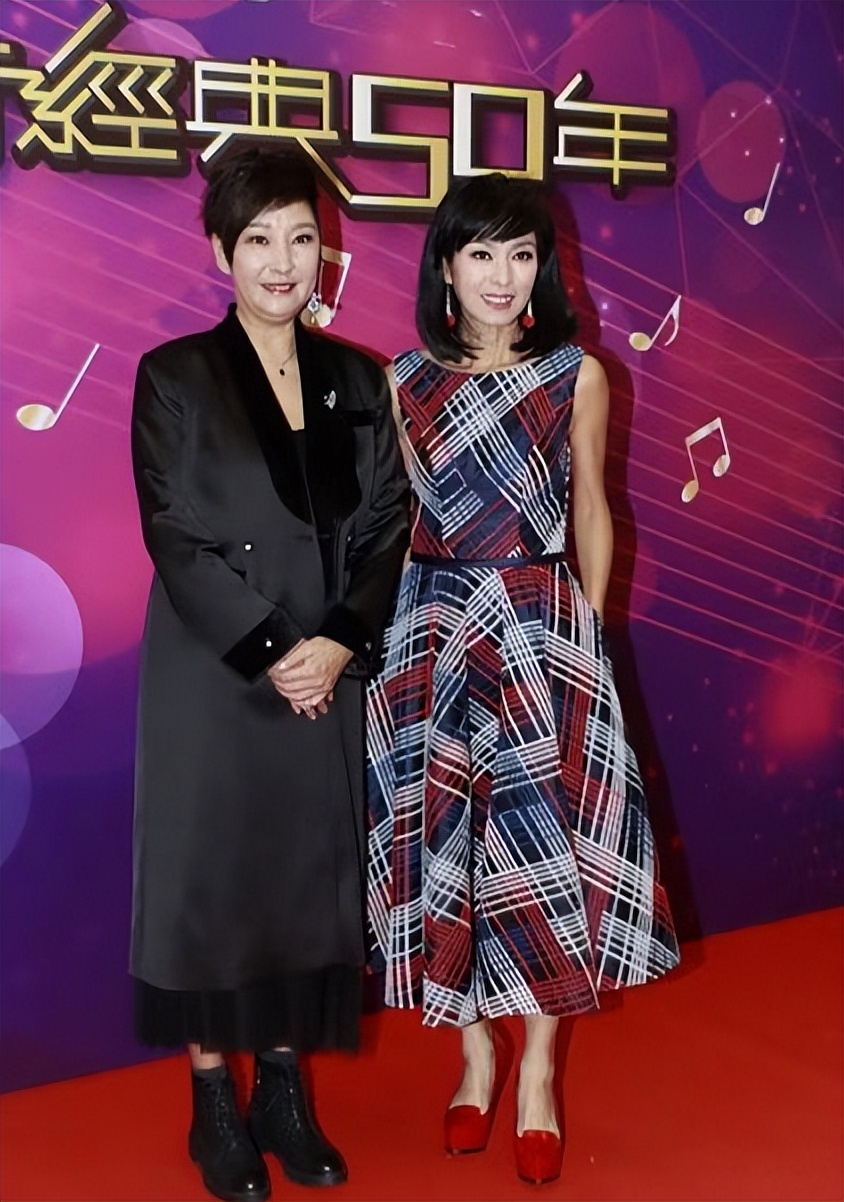 米雪也老了和妹妹同框身材差别大干瘪身材不如姐姐富态好看