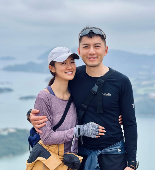 tvb小生袁伟豪和太太张宝儿日常穿搭很富贵夫妻俩戴过百万名表