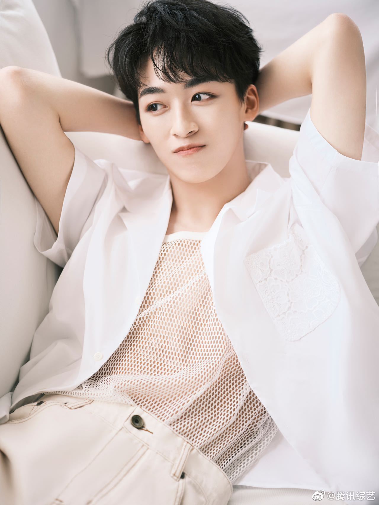 宝藏少年何洛洛ning02又营业啦02这次带来的全新写真中