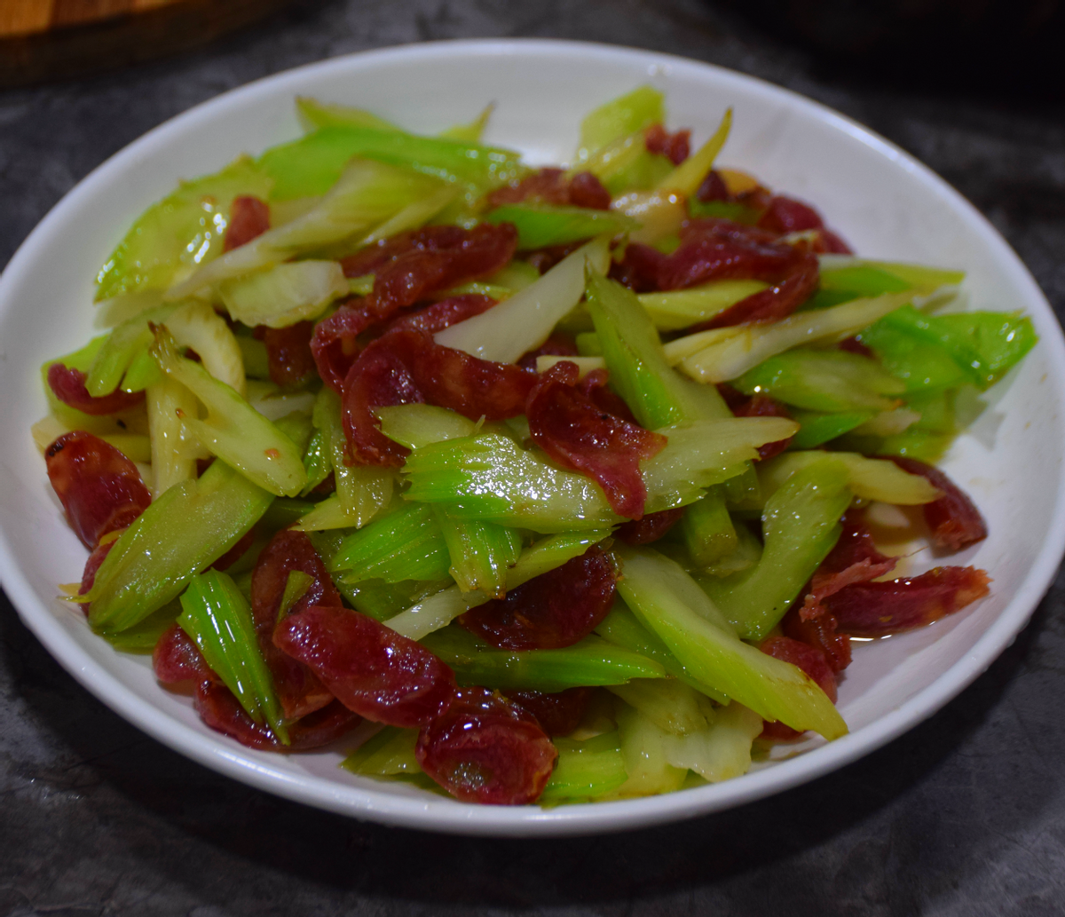 家常菜西芹炒腊肠清脆爽口风味独特怎么吃都不腻