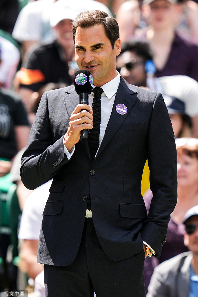"在温网中央球场的百年庆典上,费德勒一席帅气西装抵达现场——作为