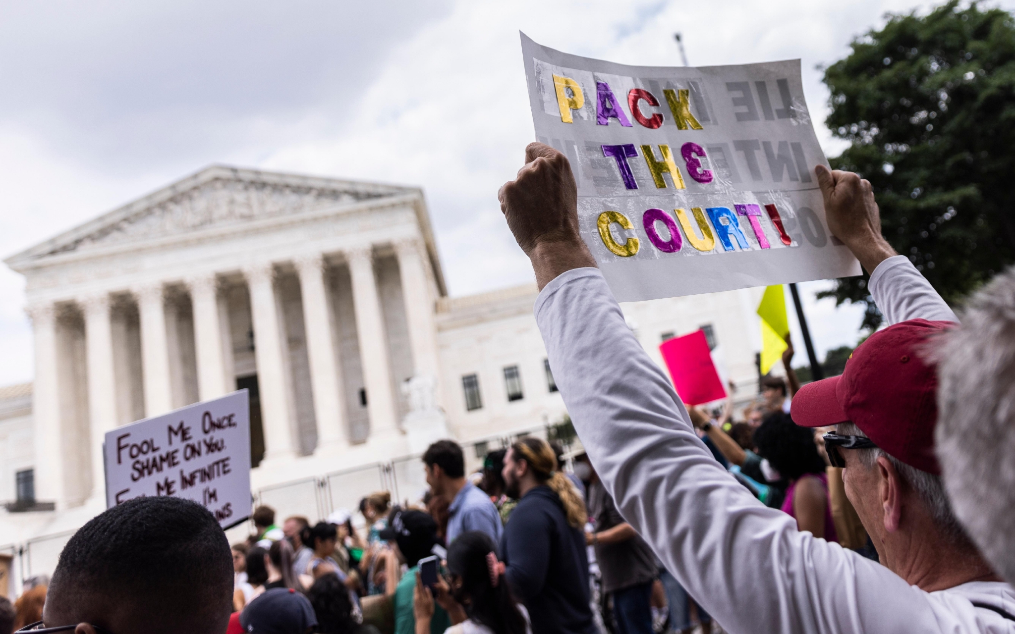 ▲&nbsp;6月24日，堕胎权支持者在美国首都华盛顿的联邦最高法院外抗议。图/新华社