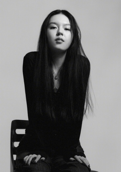 哈文晒女儿写真近照20岁法图麦颜值好优越眉眼间太像爸爸李咏