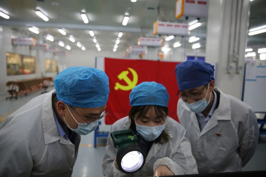 党旗高高飘扬在航空工业科研生产一线