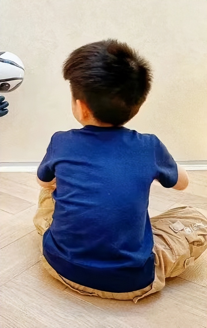 陈妍希晒儿子呆萌近照 5岁小星星背影“复刻”陈晓休闲区蓝鸢梦想 - Www.slyday.coM