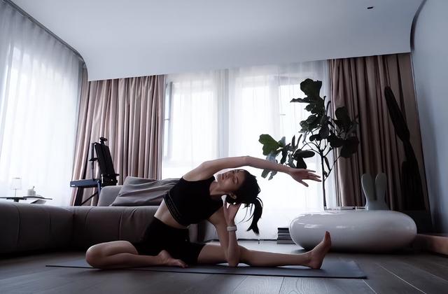 超模何穗自曝5天不洗头穿内衣做瑜伽炫细腰太瘦胸口骨头凸出