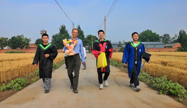   国科大2022届遗传与发育专业毕业生和导师在河北高邑去往麦田的路上。受访者供图