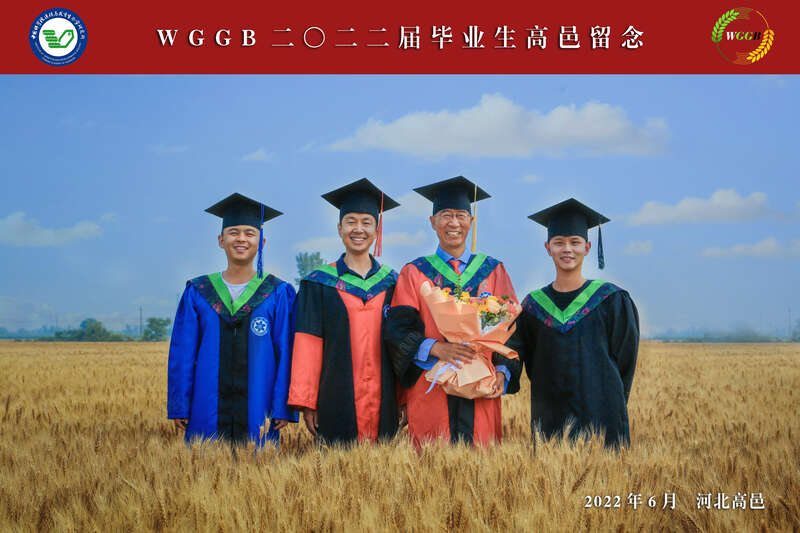   国科大2022届遗传与发育专业毕业生和导师在河北高邑的毕业照。受访者供图