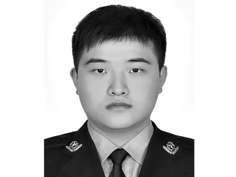 广东蓬江3名民警1名辅警山中搜救被落石砸伤，其中一人不幸牺牲休闲区蓝鸢梦想 - Www.slyday.coM