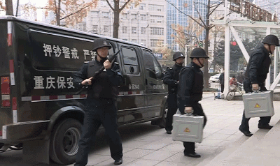 湖北男子追尾运钞车运钞员一言不发默默给枪上了膛丨轻武专栏