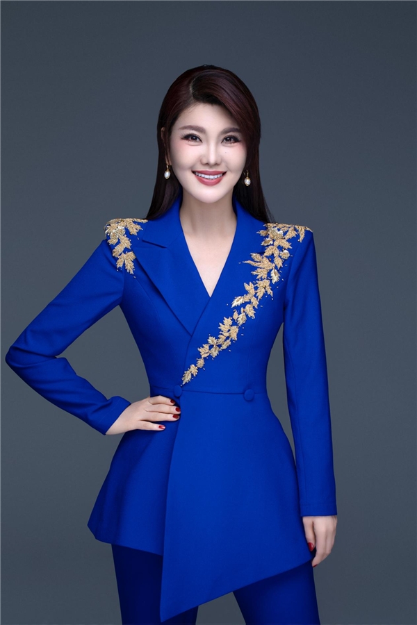 乌兰图雅随中国文联原创行动采风小分队赴井冈山革命老区采风慰问