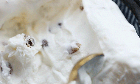 老鼎丰的袋装冰糕，特别推荐朗姆酒味，浓浓奶油里藏着大块葡萄干，绝对过瘾！