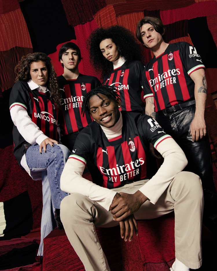 经典红黑米兰发布新赛季主场球衣伊布吉鲁等出镜