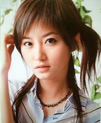 老师干了只有一个月,赵小侨又转投去了一家上市公司担任助理,原本她也