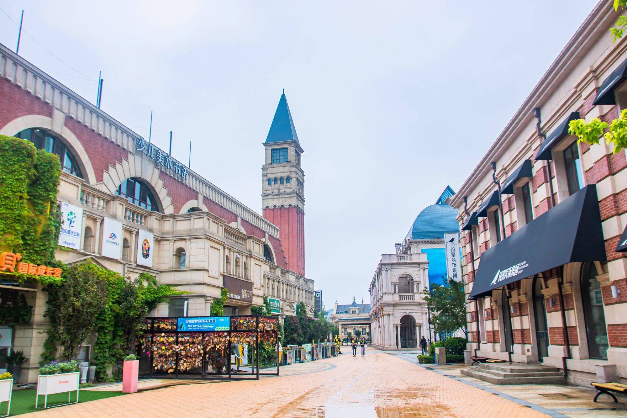 大连海昌东方水城仿佛缩小版的威尼斯吸引了众多游人打卡拍照