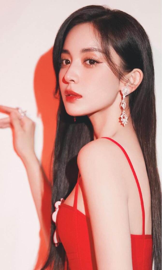 女神古力娜扎红衣红唇真是太性感了,希望女神能够永远