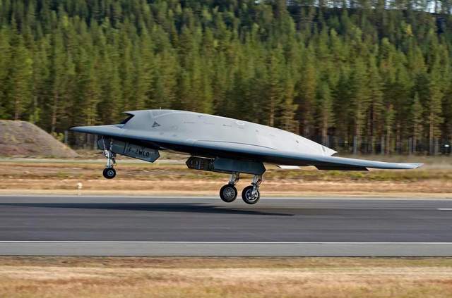 猎人重型攻击无人机,出自于苏霍伊公司,将配合苏57战机作战!