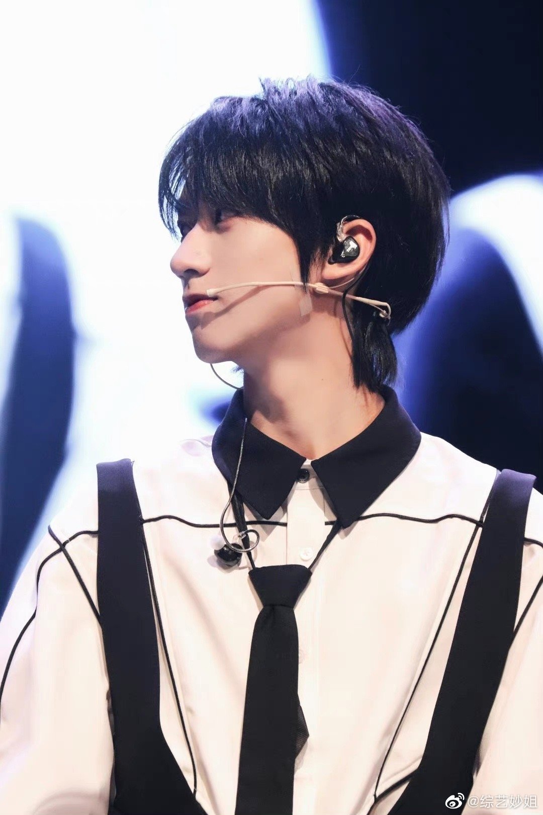 网友爆料易安音乐社成员池忆疑似与女生十指紧扣一起逛街塌房了