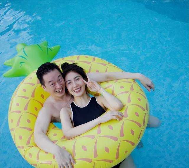 45岁的杨谨华晒与老公游泳合照,富商老公太显老,被调侃像父女|杨谨华