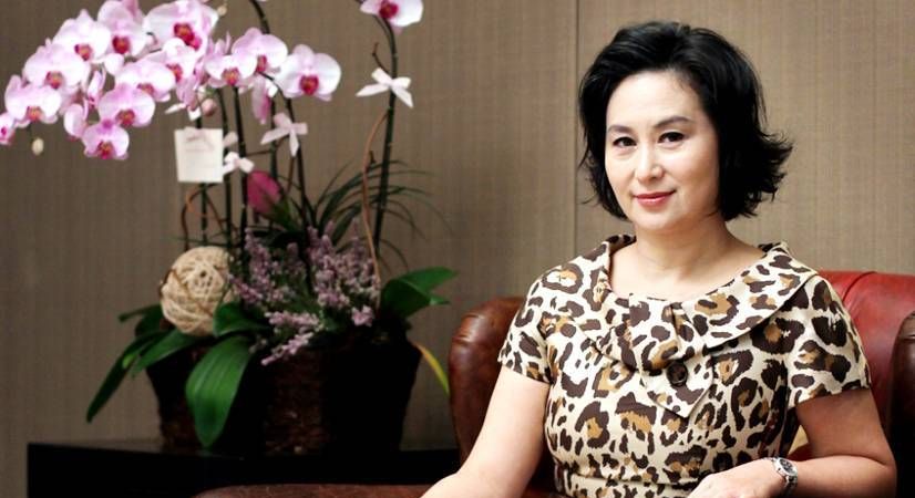 何超凤生了两个女儿:何锶珩与何倩珩;何猷龙生了一个女儿:何开梓.