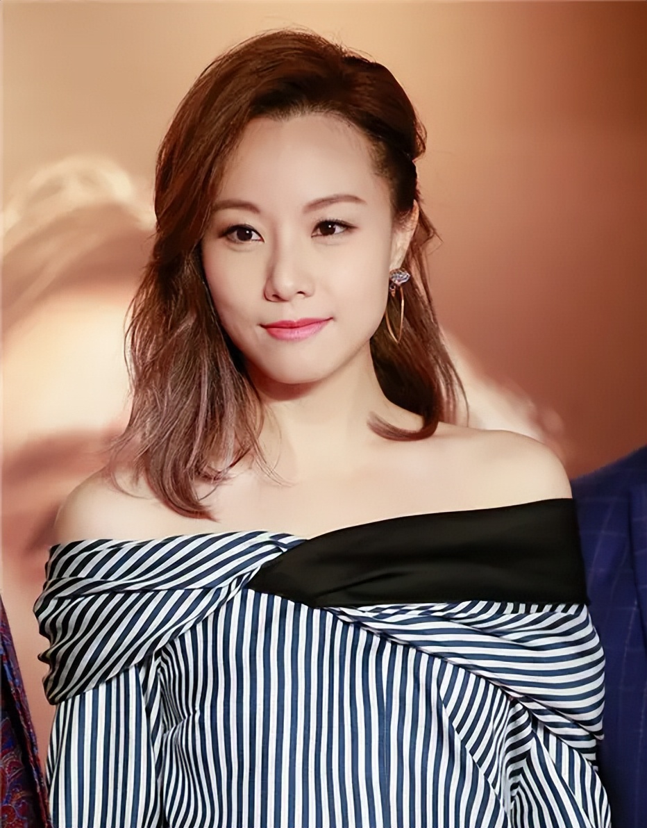 邓丽欣这上衣还挺显身段的就算上身不够饱满也能突出重点