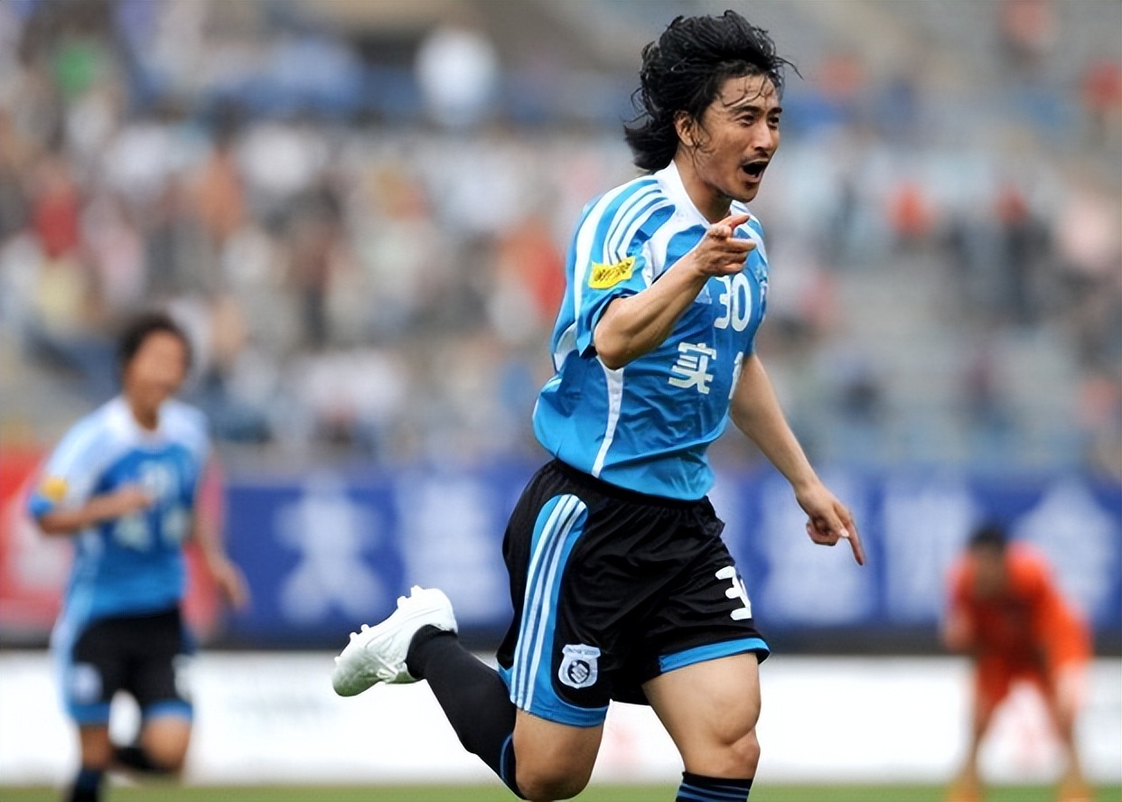 大连足球史上今天:2009年中超安贞焕娇妻助阵!实德2比0青岛中能