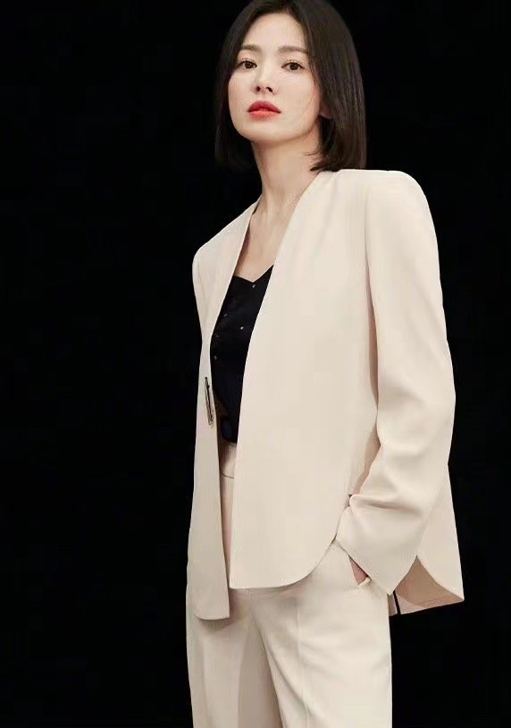 宋慧乔终于化正常妆短发西装变霸气御姐极简风照样美到爆