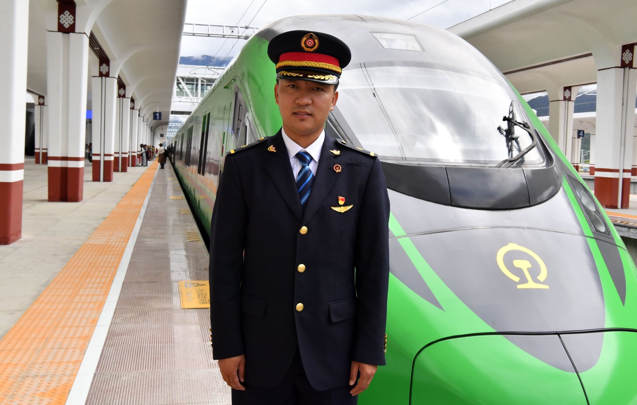 西藏首位藏族动车司机希望妈妈坐火车逛西藏