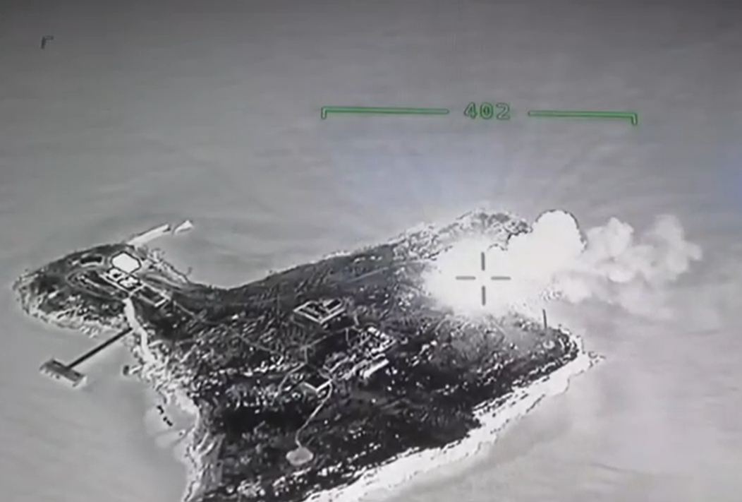 乌军轰炸蛇岛的画面