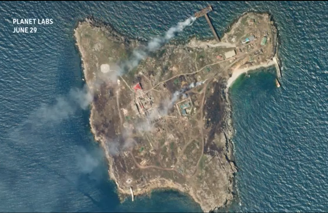 6月29日，蛇岛的码头等地受到攻击后，冒起浓烟。