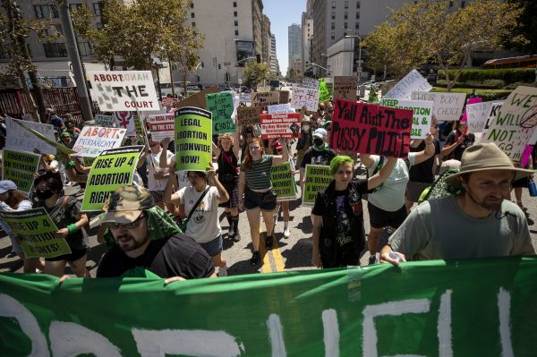 美国民众2日在洛杉矶举行示威，抗议美国最高法院推翻“罗诉韦德案”判决结果。（欧洲新闻图片社）