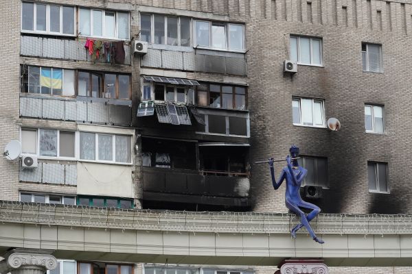 这是5月31日在乌克兰基辅州伊尔平市中心拍摄的一座受损的居民楼。（新华社发）