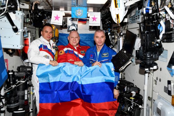 国际空间站上的三名俄罗斯宇航员展示“卢甘斯克人民共和国”旗帜