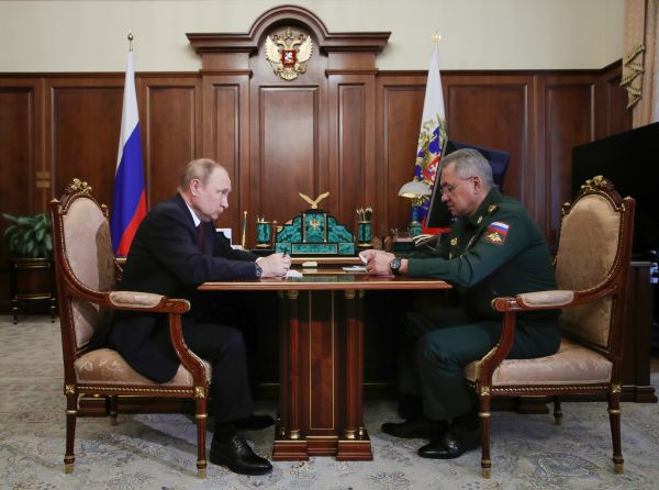 4日，俄罗斯国防部长绍伊古（右）在克里姆林宫向普京汇报战况。（俄罗斯卫星社）