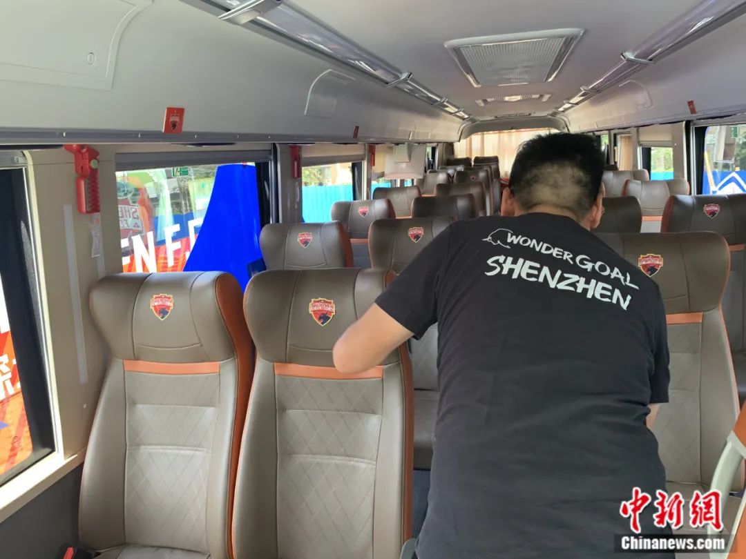 深圳队大巴司机劳师傅在车内调整座椅。中新网记者 卞立群 摄