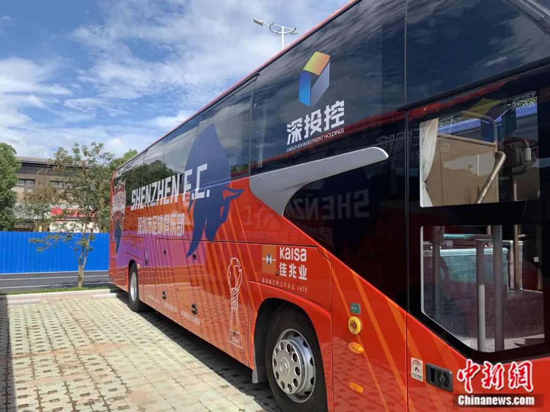 深圳足球俱乐部一线队球员大巴车。中新网记者 卞立群 摄