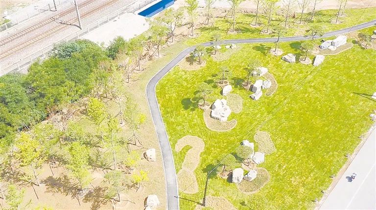 徐水区长城北大街带状游园.白天龙 摄