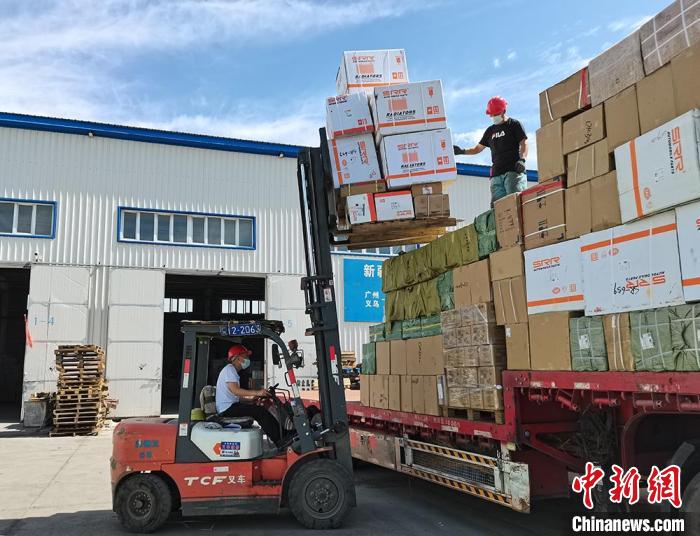 工人们忙碌装卸货物. 戚亚平 摄