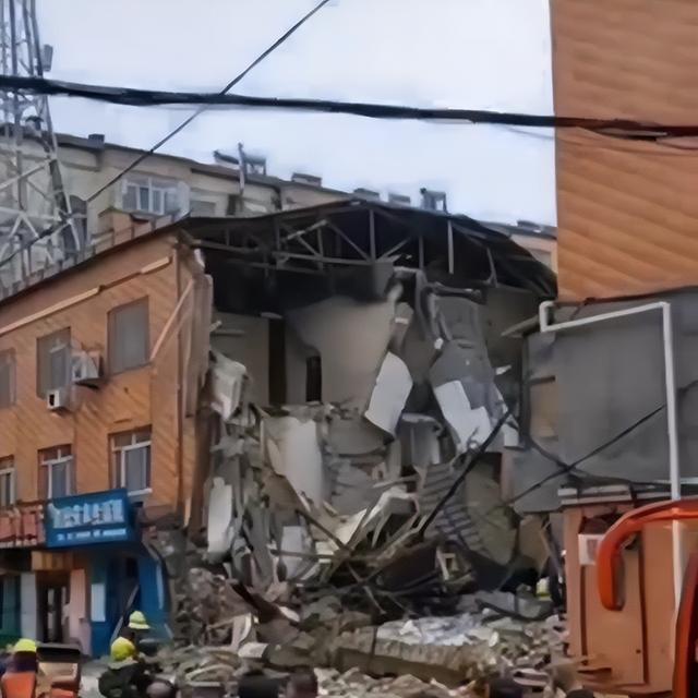 突发！黑龙江伊春一小区发生疑似煤气罐爆炸，致1死2伤2人失联休闲区蓝鸢梦想 - Www.slyday.coM