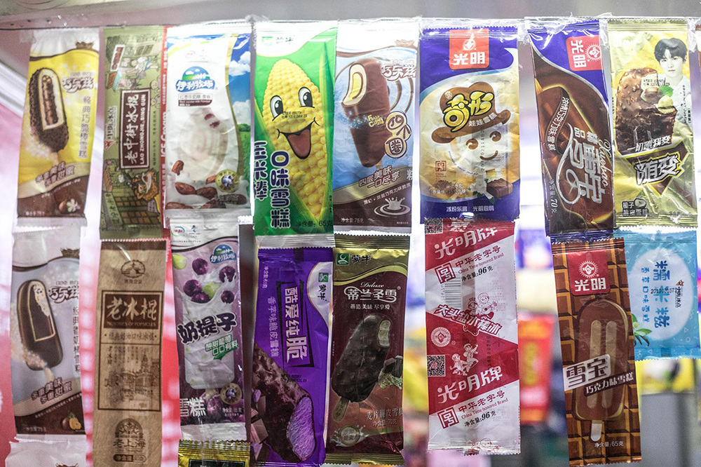 2019年7月24日，上海，一家店铺上悬挂的包装袋已经成为“绝版”。锐图-郑海鹏/视觉中国 资料图