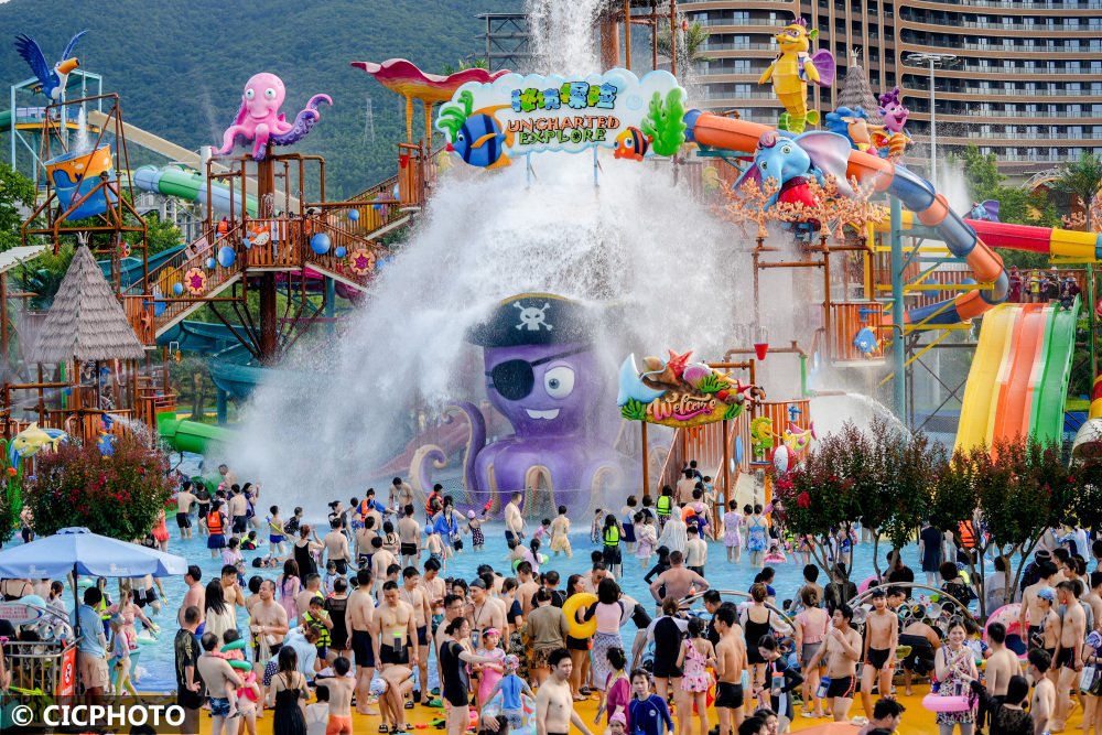 2022年7月4日,在浙江省湖州市长兴县太湖龙之梦乐园嬉水世界内,蜀民