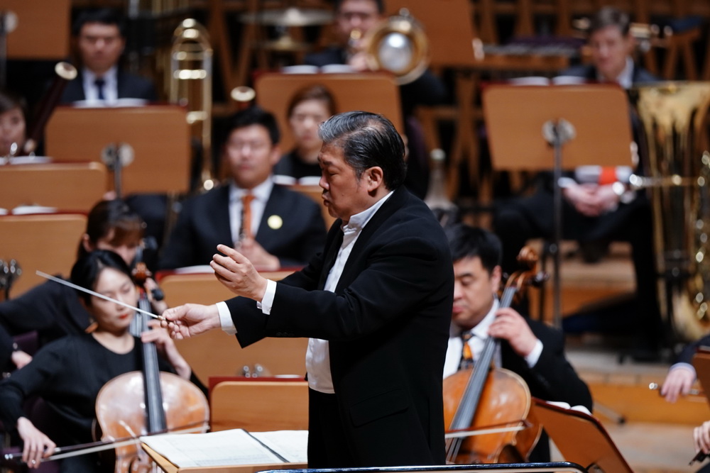余隆指挥上海交响乐团