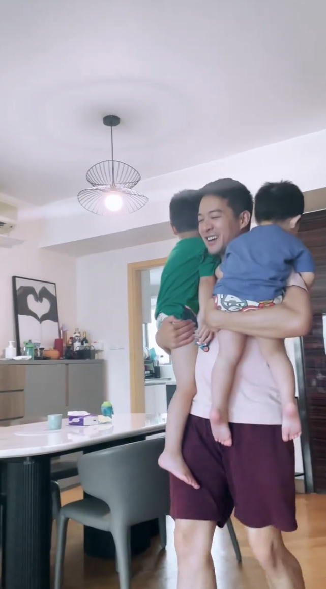 前TVB艺人陈智燊离家2个月突然回家 两个儿子看到爸爸后很开心休闲区蓝鸢梦想 - Www.slyday.coM